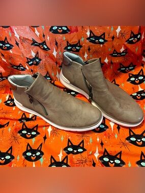 Women’s ankle boots size 9 Johnston & Murphy. NWOT